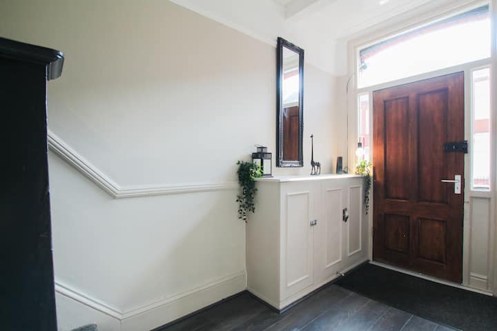Parkside 5 Bed 5 Bath Parking Contractors / Family - Prenton Park