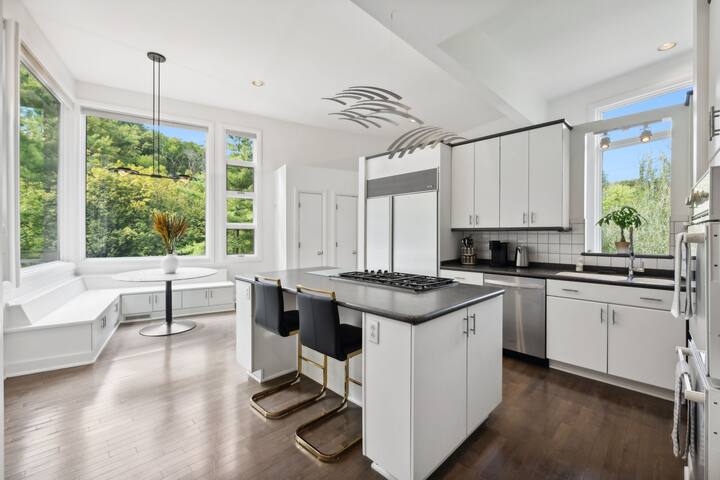 Luxury in Belle Meade | Mansion with Hot Tub gallery image 2