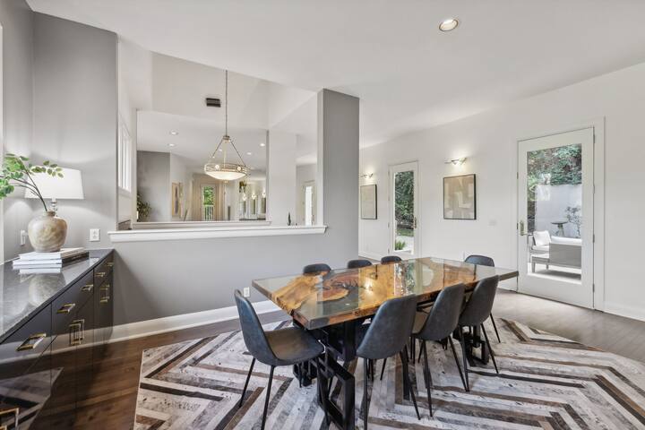 Luxury in Belle Meade | Mansion with Hot Tub gallery image 3