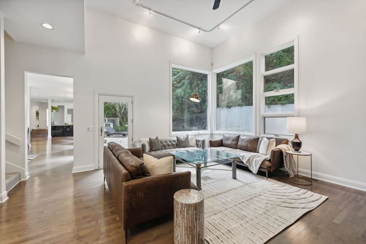 Luxury in Belle Meade | Mansion with Hot Tub