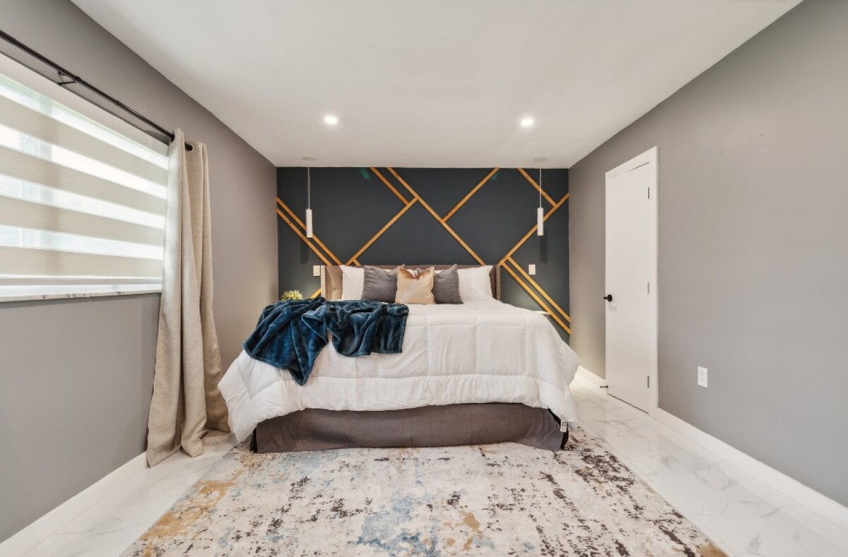 Спална соба 1 со брачен кревет (широк 180-220 см)