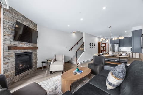 Luxurious Home In The Village Core - Hot Tub!