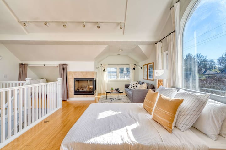 2BR/2BA • Sunny Retreat • Parks + Coffee Nearby