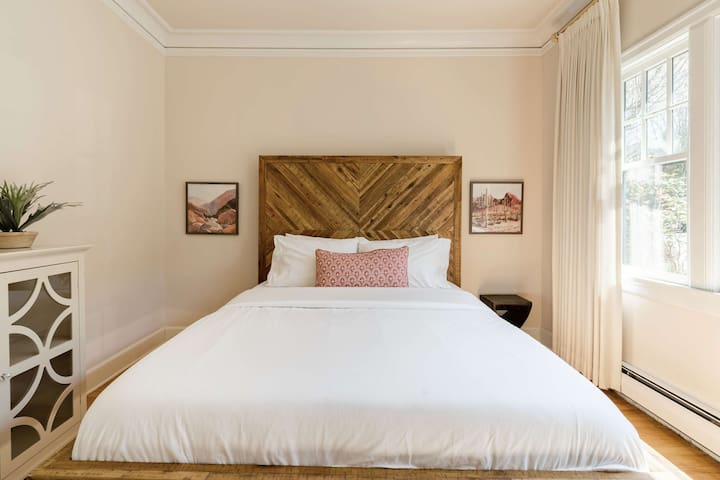 4BR • Sleeps 8 • Walk to Brunch, Bars & Boutiques