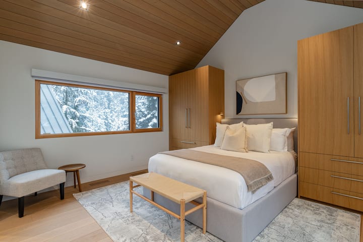 Dormitorio 2: cama tamaño queen, amplio espacio de almacenamiento, situado en la planta superior, con baño privado.