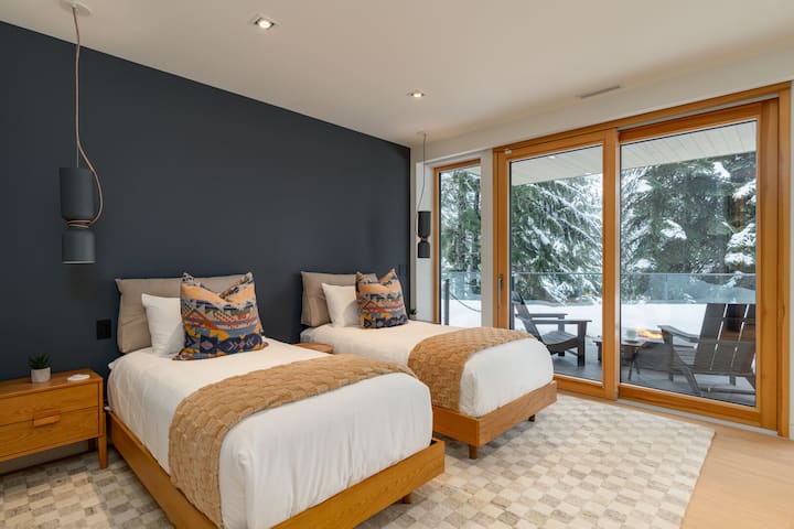 Dormitorio 6 - Dos camas individuales que conducen a un patio privado con chimenea de gas, baño privado y almacenamiento en el armario.