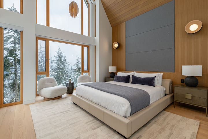 Dormitorio principal: con cama tamaño king, impresionantes vistas a la montaña, TV, vestidor y baño privado.