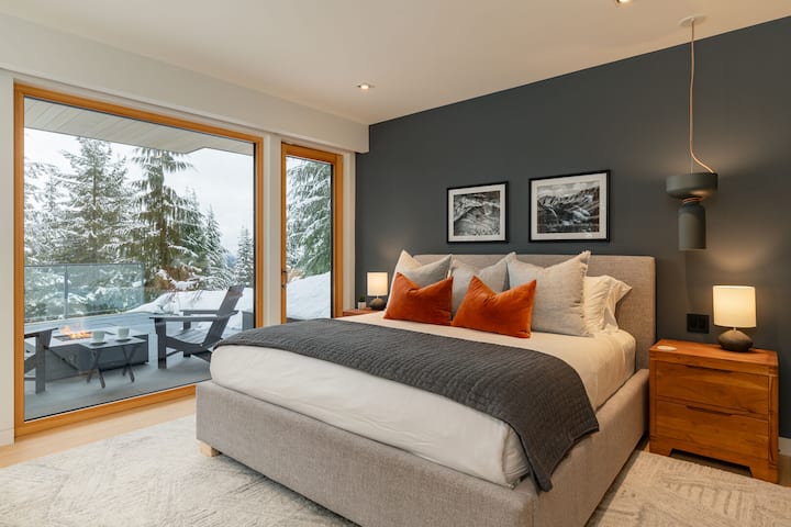 Dormitorio 5 - Cama tamaño king que conduce a un patio privado con chimenea de gas, con un generoso baño privado y almacenamiento en el armario.