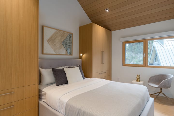 Dormitorio 3: cama queen, amplio espacio de almacenamiento, con baño privado.