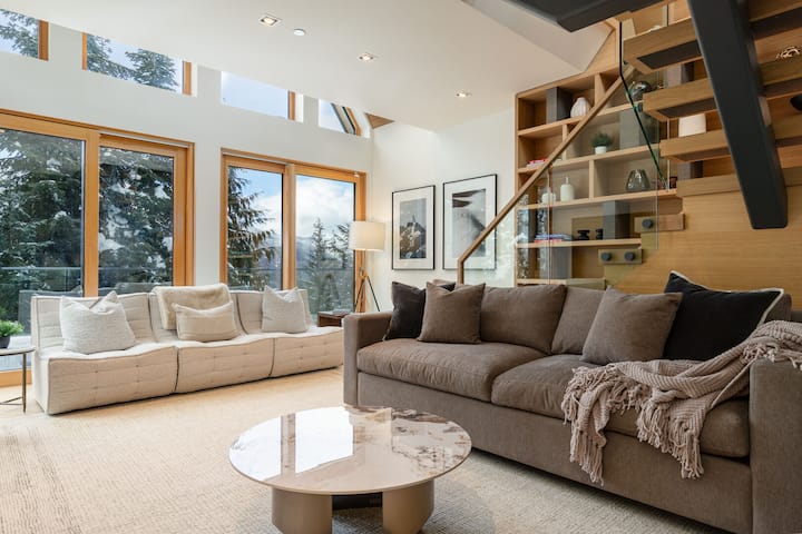 The Zen Room: este espacio tranquilo cuenta con un sofá cama tamaño queen, TV montada en la pared y chimenea de gas. Las puertas conducen a un patio privado y las escaleras conducen a un entrepiso con espacio de trabajo dedicado y cama individual.