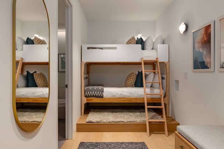 Dormitorio 4 - Literas individuales perfectas para los niños, con baño privado y espacio cercano para el almacenamiento