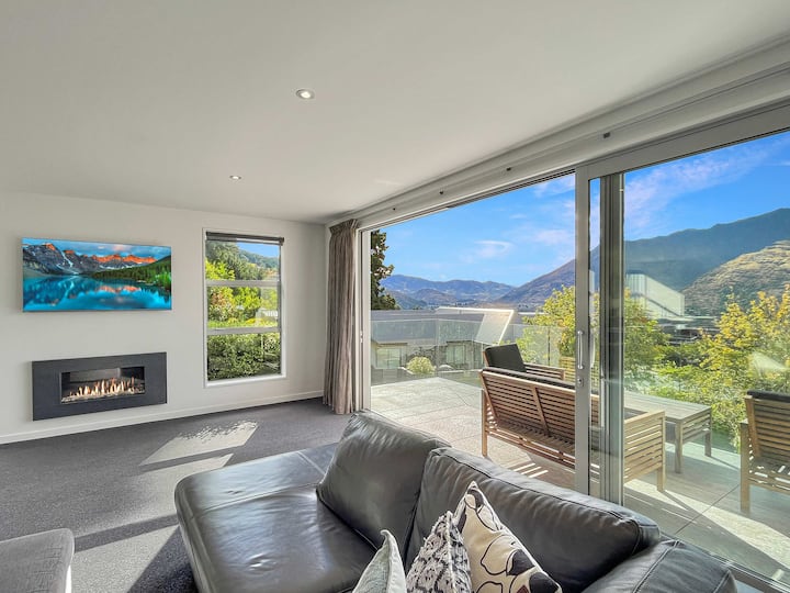 Modern Spacious Family Holiday Home - Queenstown