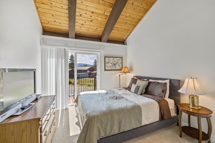 ห้องนอนชั้นบนพร้อมเตียงควีนไซส์