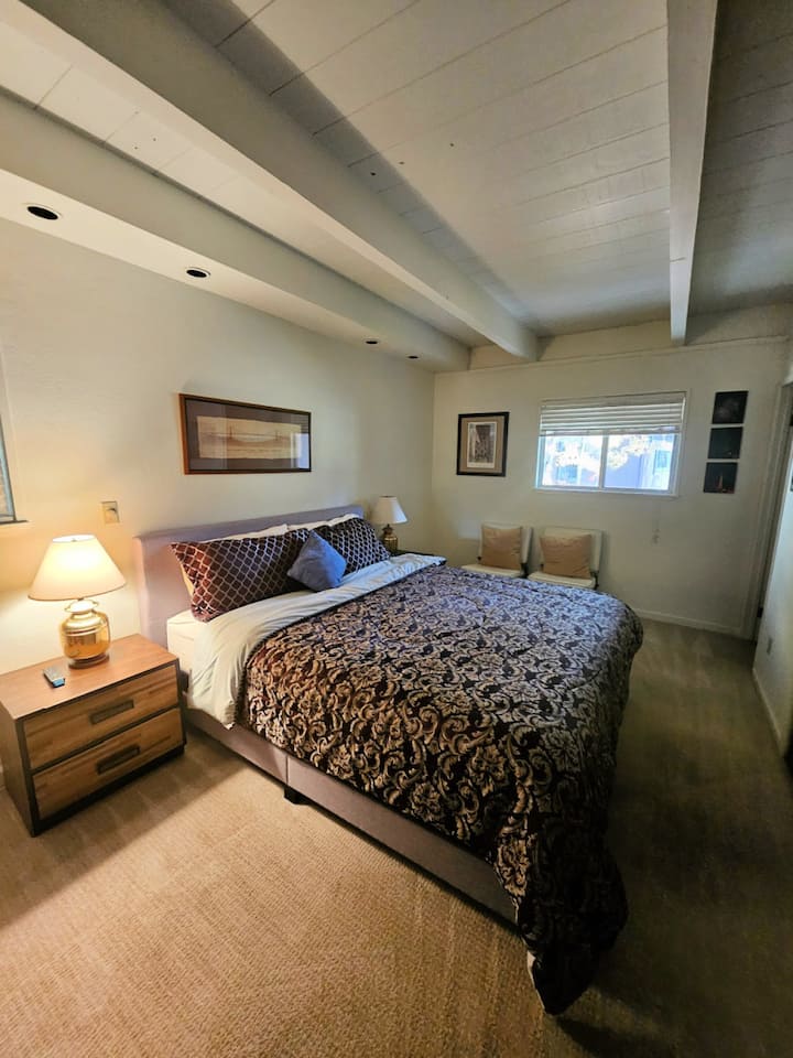 เตียงคิงไซส์หลักชั้นล่างพร้อมห้องน้ำในตัว