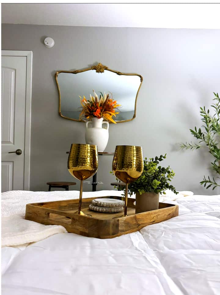 Dormitorio principal bellamente diseñado con baño privado 