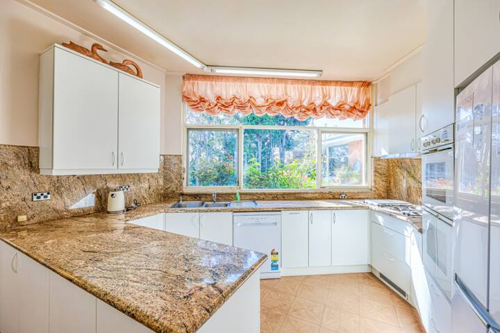 StayAU Mckinnon Spacious House with Pool gallery image 3