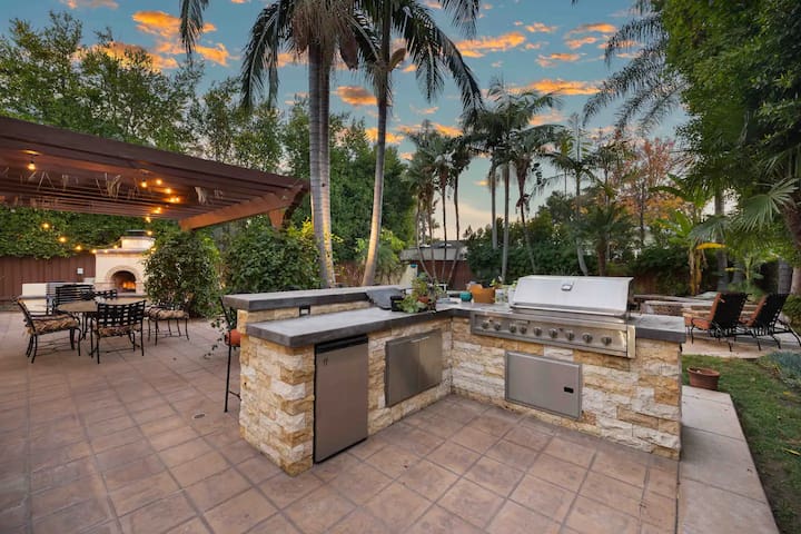 Posh Estate by Universal Studios gallery image 2