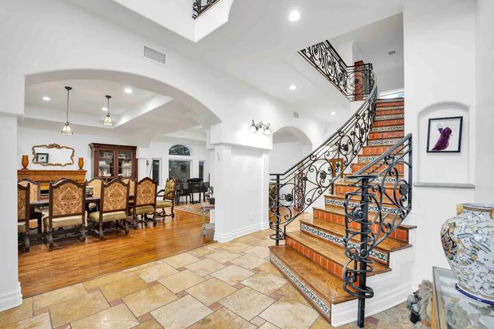 Posh Estate by Universal Studios gallery image 3