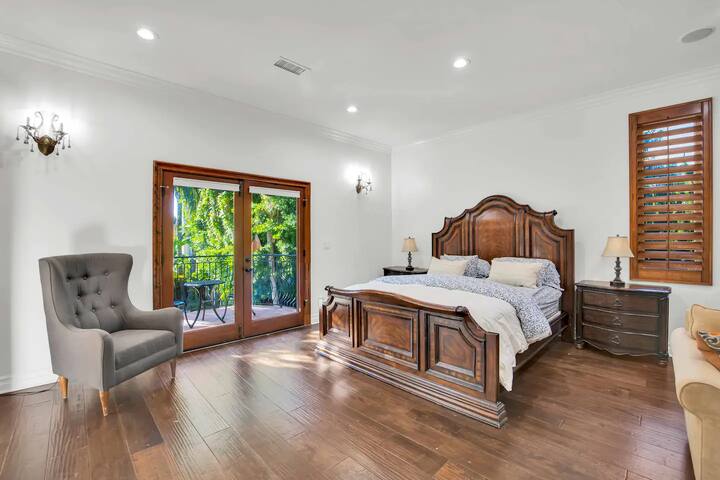 Posh Estate by Universal Studios gallery image 4