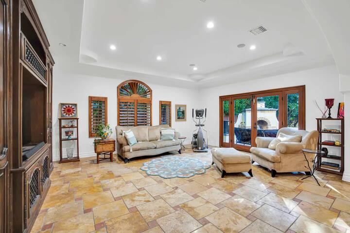 Posh Estate by Universal Studios gallery image 5