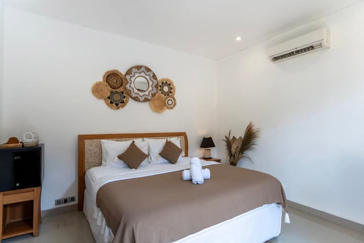 Oddýchnite si v tejto útulnej spálni s pohodlnou posteľou, televízorom na zábavu a klimatizáciou na chladný a osviežujúci pobyt.