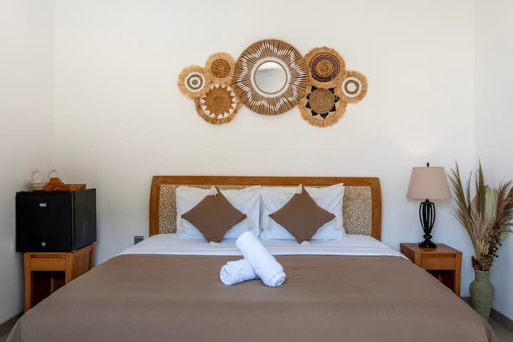 Teplo a pohodlie ožívajú s bohatou hnedou posteľnou bielizňou, ktorá vytvára dokonalé útočisko na oddych a relaxáciu.