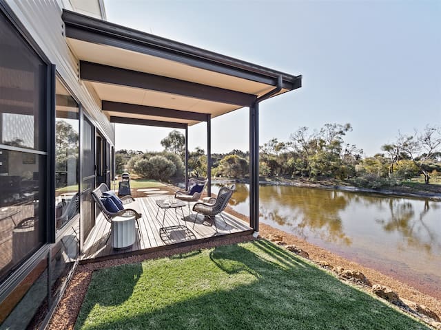 Lang Chalet—Vineyard Bliss on the Waterfront