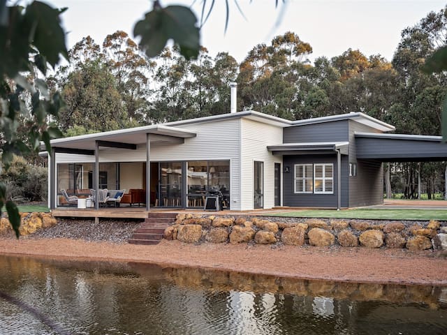 Lang Chalet—Vineyard Bliss on the Waterfront gallery image 2