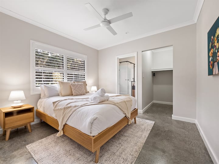 El dormitorio dos está equipado con una cama tamaño queen bajo la suave brisa de un ventilador de techo.