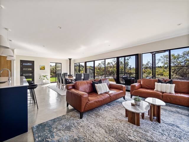 Lang Chalet—Vineyard Bliss on the Waterfront gallery image 3