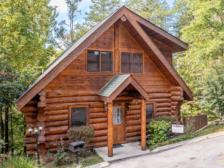 Happy Bear | Hot Tub + Pool Table - Gatlinburg, TN