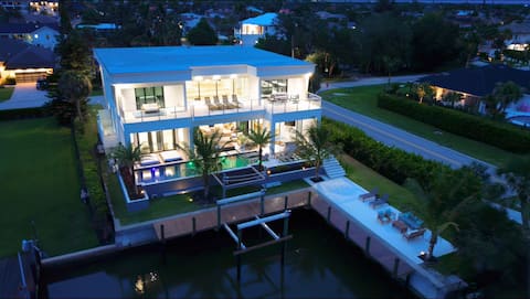 Exquisite Waterfront 6-Bed Home Naples, Pool/Spa