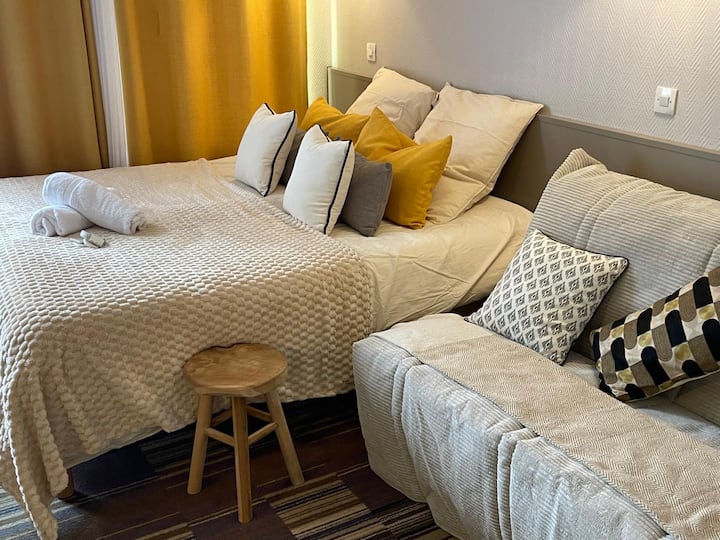 Habitación con dos camas de 80 y un sofá cama doble