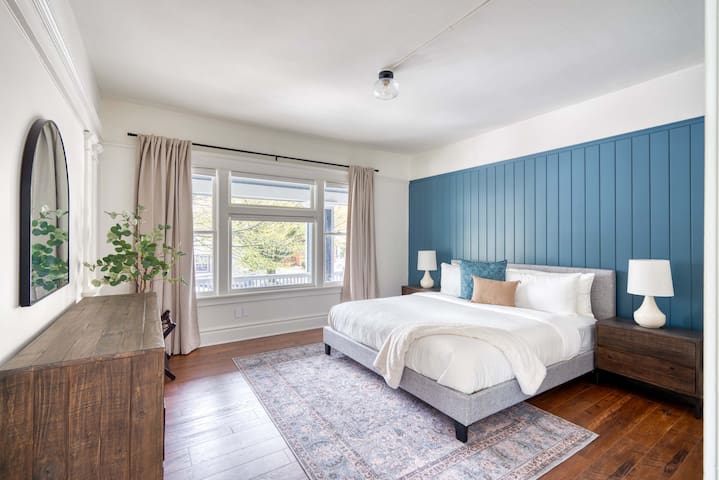 Renewed Classic 2BR – 95 WalkScore