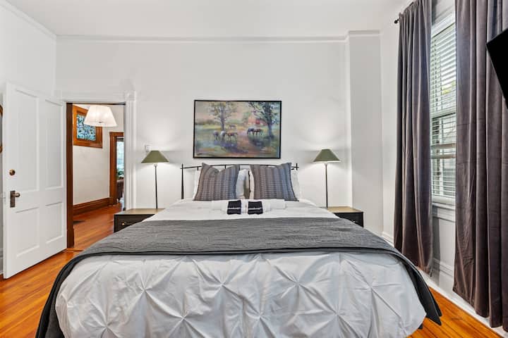 U prizemlju - bračni krevet (širine 150-179 cm)