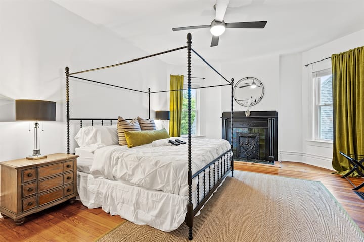 Na katu je zelena spavaća soba s bračnim krevetom