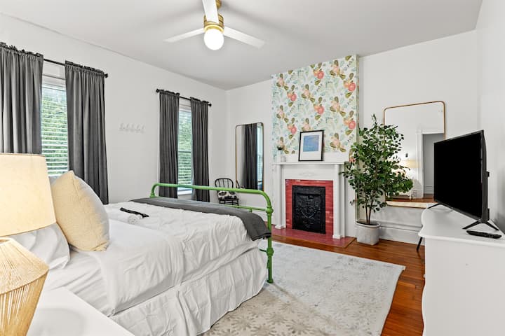 Na katu je ružičasta spavaća soba s bračnim krevetom