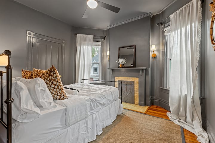 Na katu siva spavaća soba s bračnim krevetom