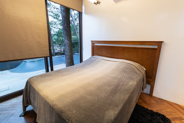 استمتع بليلة مريحة في غرفنا المجهزة تجهيزًا كاملاً