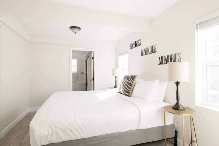 Chambre blanche confortable qui vous offre confort et sommeil de qualité
