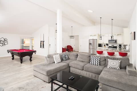 Popular Airbnb listing: Moon Valley Manor in North Mountain