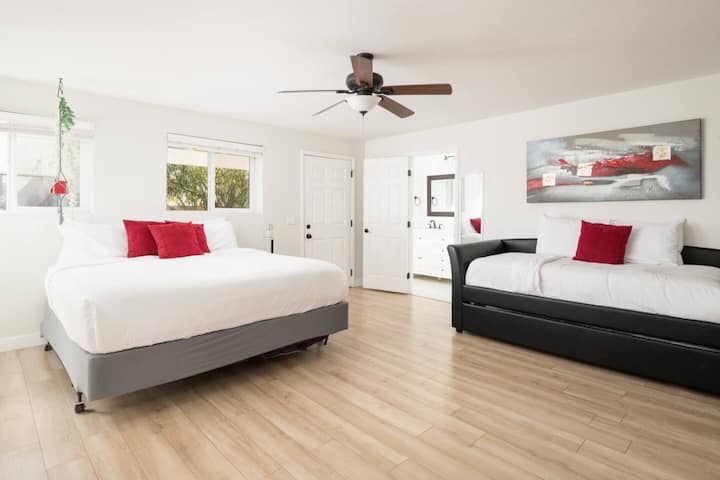 Détendez-vous dans cette chambre sereine et aérée avec des draps doux et une atmosphère apaisante.