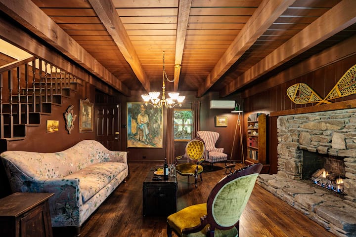 Romantic Asheville Log Cabin W/ Hot Tub & Gym - Asheville, NC