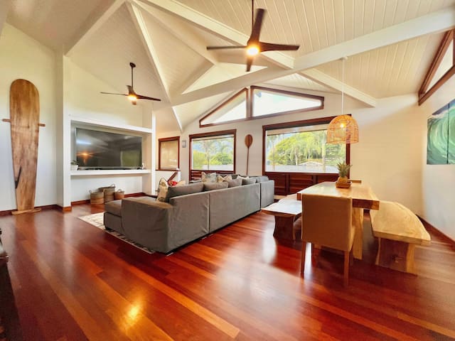 Short Walk to Beach Hanalei Bay