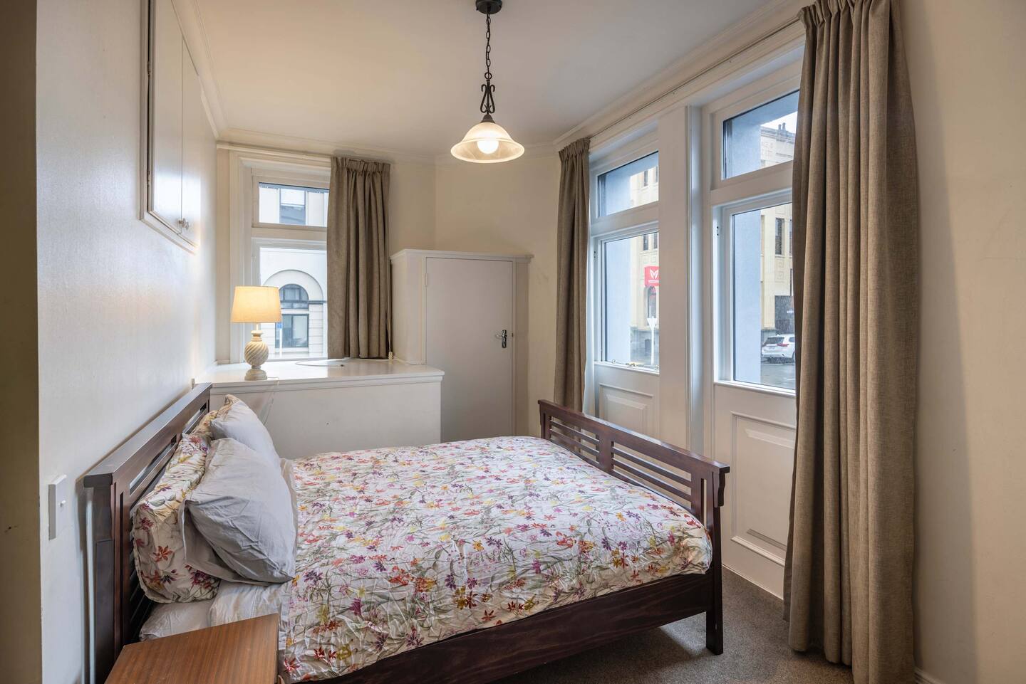 Handy Inner City Apartment 3