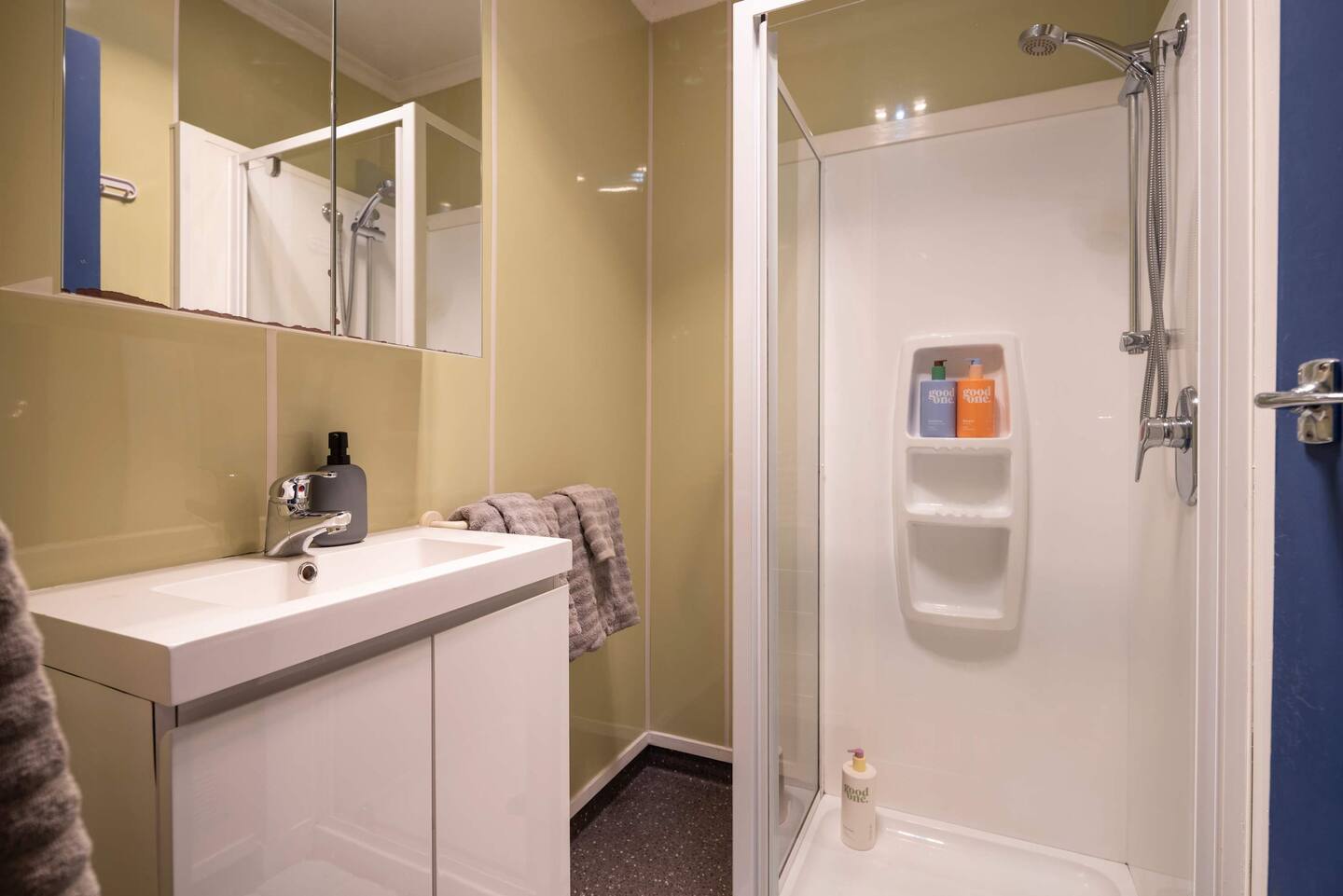 Handy Inner City Apartment 5