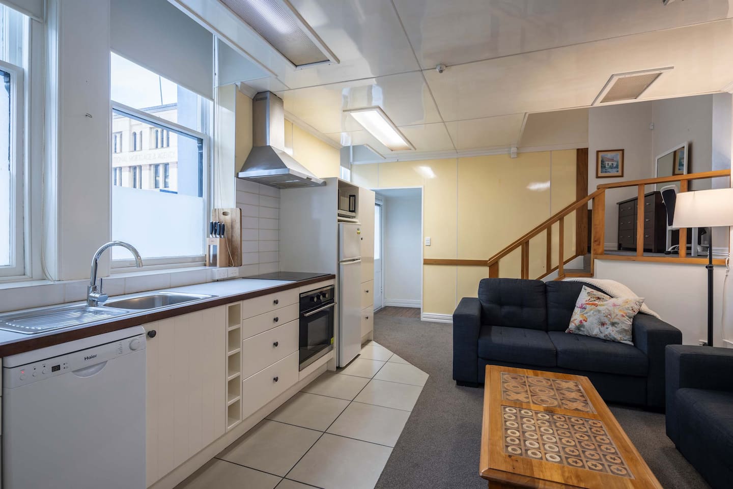 Handy Inner City Apartment 4