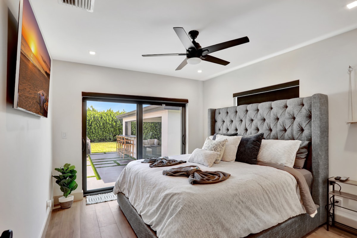 Acogedor dormitorio con una cama tamaño king y fácil acceso al espacio al aire libre.