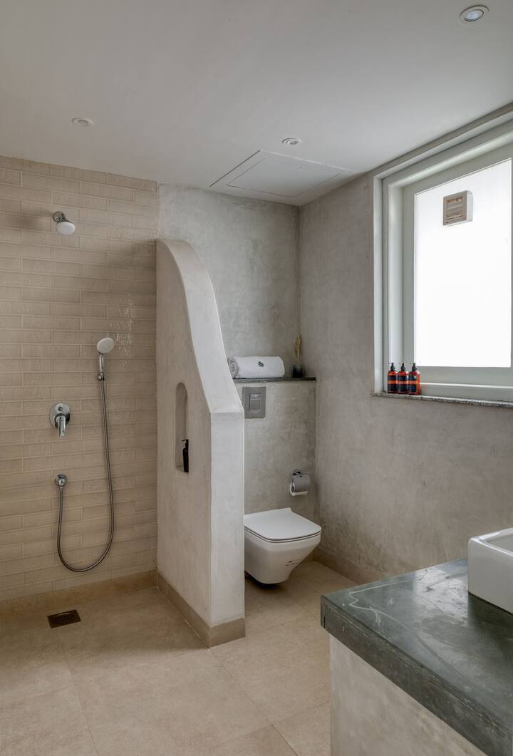 Full bathroom 1 image 1