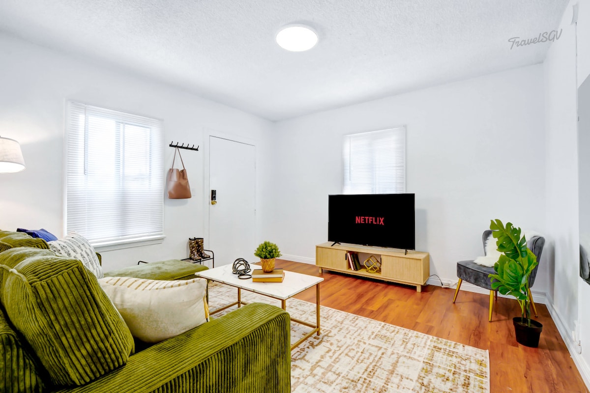 สตรีมทุกอย่างได้จากห้องนั่งเล่นสุดสไตล์ของเรา ไม่ว่าจะเป็นภาพยนตร์แอ็กชั่นหรือโรแมนติกคอมเมดี้ #travelsgvcertified